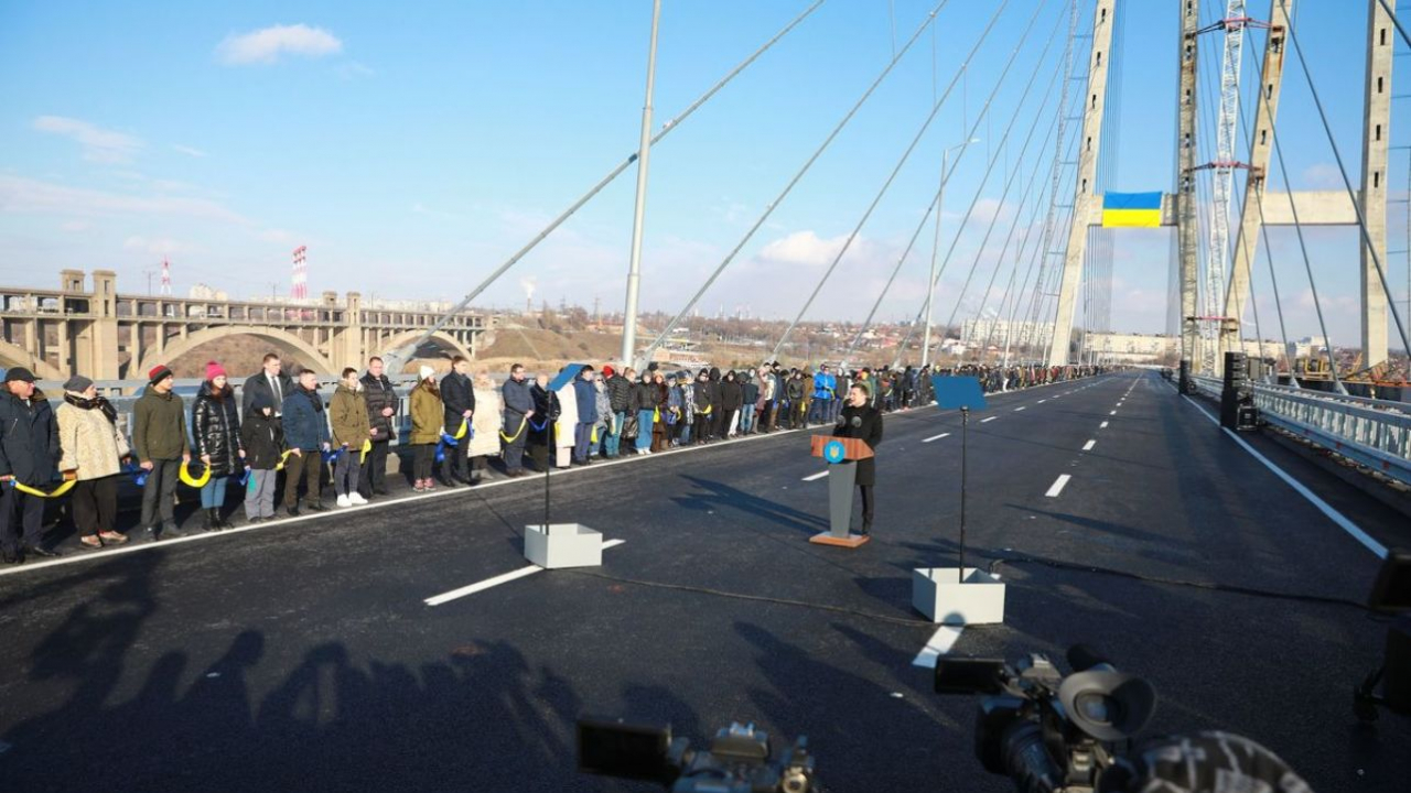 За участі Президента України Володимира Зеленського у Запоріжжі відкрили вантовий міст через Дніпро