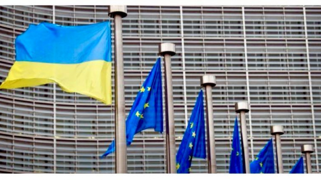 У День Європи в Єврокомісії поруч з прапорами ЄС підняли стяг України 