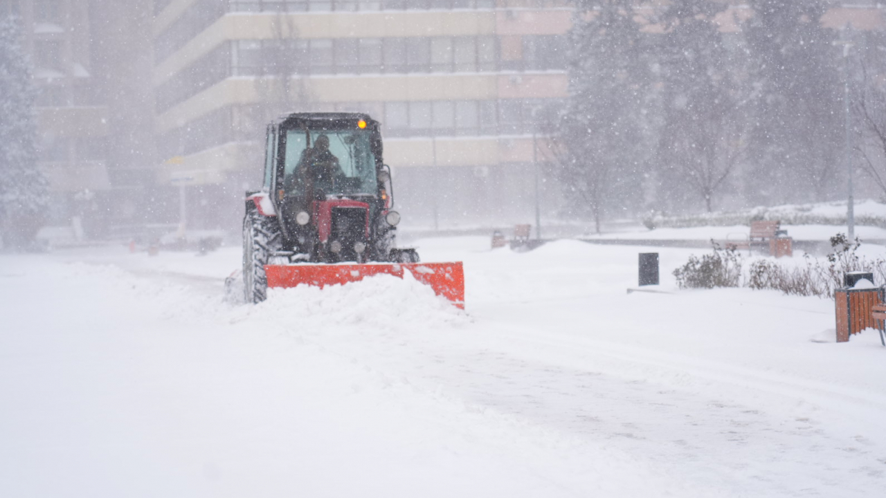 Снігопад в Запорізькій області: як комунальники протистояли наслідкам негоди